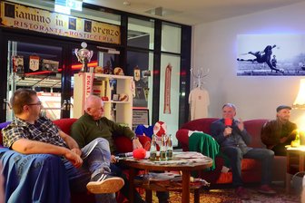 Legendentreffen beim FSV Zwickau: So wurde das Europacup-Jubiläum der BSG Sachsenring gefeiert - Die Moderatoren Christian Fritzsch (links) und Matthias Bley (rechts) holten unter anderem Michael Braun (Zweiter von rechts) und Lothar Lindl (Zweiter von links), die vor 50 Jahren dabei waren, ans Mikrofon.