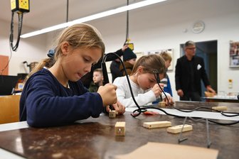 Lego, Chemie und Werkeln: Oberschulen in Penig und Rochlitz stellen sich Neugierigen vor - In der Oberschule Rochlitz können Kinder am 21. November werkeln und experimentieren.