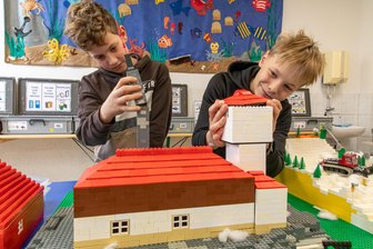 Lego-Tage begeistern Kinder im Erzgebirge - Lukas (l.) und Ben bauten bei den Lego-Tagen das Berghotel Bärenstein nach.