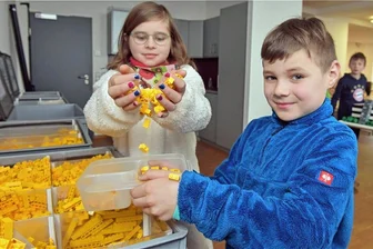 Lego-Tage in Augustusburg: Großbaustelle mit vielen kleinen Steinen - Im Stadthaus Augustusburg konnten Nathanael und seine Schwester Johanna Kora einmal so richtig aus vollen Koffern mit Bausteinen schöpfen. Hier ordern sie gelbe Steine für ihr Bauprojekt.