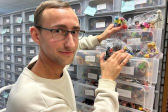 Lego und Playmobil: Wie ein kleiner Spielzeugladen im Erzgebirge zum Hotspot für Sammler weltweit wird - Ob Burgdamen, Ritter oder Gespenster - bei Clemens Trommler werden die kleinen, thematisch sortierten Spielfiguren verpackt, verschickt oder im Laden verkauft.