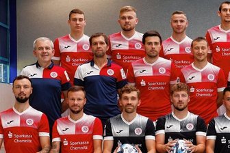 Legt Hohenstein zu Hause nach? - Das Bundesligateam von HOT 05 Futsal für die Saison 2023/2024. Hintere Reihe von links: Bohdan Mukhin, Andrii Remenets, Vlad Vorontsov, Maxim Solonyna, Ahmad Hayati; Mittlere Reihe von links: Trainer Yevgen Ryvkin, Teammanager Marco Oehmichen, Maksym Pochebut, Oleksandr Sorokin, Betreuer Sven Butter, Betreuerin Heike Nowak; Vordere Reihe von links: Mannschaftskapitän Christopher Wittig, Dmytro Klochko, Dmytro Lytvynenko, Emerson Pott, Mustafa Mohamadi, Dmytro Sorokin, Yurii Oleniak.