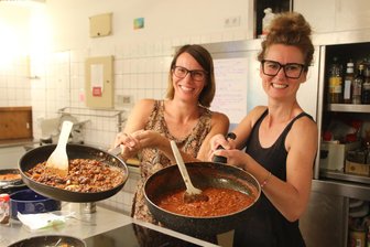 Lehngericht bleibt auch ohne Förder-Million ein Treffpunkt für große und kleine Augustusburger - Treffpunkt Gemeinschaftsküche: Beim Bolognese-Abend wurden im September 2024 mehrere Varianten der Nudelsauce gekocht. Im Bild: Nadine Knödler (rechts) und Jana Gratias.