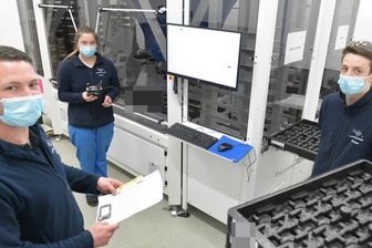 Lehrbetrieb lockt mit Gratis-Fahrschule - Nick Uhle (l.) hat bei Saxonia Galvanik gelernt, später seinen Industriemeister gemacht und ist seit 2020 Ausbilder bei der Firma in Halsbrücke. Jasmin Bänsch und Julian Moschyk aus dem zweiten Lehrjahr haben den Beruf des Oberflächenbeschichters nach einer Woche der offenen Unternehmen und Praktika im Jugendtechnikhaus in Freiberg gewählt.