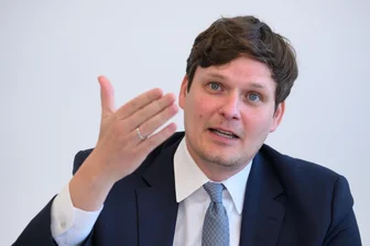 Lehrer-Abordnungen an Sachsens Oberschulen gegen Unterrichtsausfall: Welche Grundschulen und Gymnasien es besonders trifft - „Insbesondere die Reduzierung von Abminderungsstunden und die erhöhte Zahl an Abordnungen bedeuten neue Herausforderungen für Lehrerinnen und Lehrer sowie Schulleitungen“: Sachsens Kultusminister Conrad Clemens (CDU).