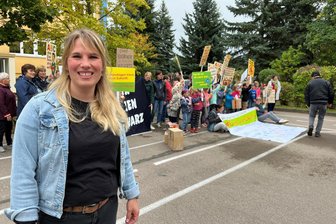 Lehrer-Abordnungen: Protest von Reinsberger Eltern bringt ersten Erfolg - Laura Hoyer hatte die Demo vor der Grundschule zur Grabentour in Neukirchen am Freitag angemeldet. Kinder und Eltern protestierten gegen Abordnungen von Lehrern.