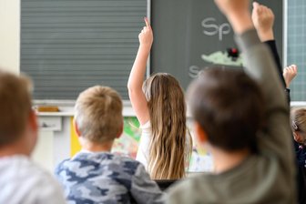 Lehrer arbeiten länger als erlaubt, trotzdem Rekord-Ausfall an Schulen - Schüler im Unterricht. Arbeiten Lehrer zu lang?