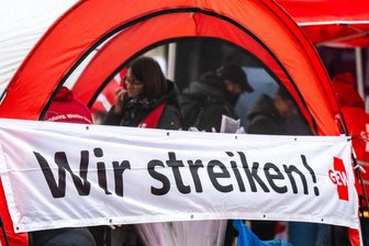 Lehrer aus Zwickau und dem Vogtland streiken am Montag: Welche Folgen hat das für die Schüler? - Bereits 2023 demonstrierten Lehrer aus Zwickau und Chemnitz auf dem Theaterplatz in Chemnitz für höhere Löhne. Am Montag wird im Landkreis Zwickau ein Tag lang gestreikt.