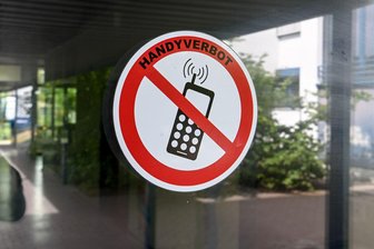 Lehrer fordern: Plattformen müssen Kinder besser schützen - Der Philologenverband fordert bundesweit verbindliche Regeln für private Smartphones während der Schulzeit. (Symbolbild)