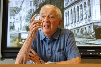 Lehrer ohne Schulabschluss: 97-Jähriger berichtet von seinem einstigen Karrierestart in Hohenstein-Ernstthal - Hans-Rainer Wolf (97 Jahre) hat seine Lehrerkarriere 1946 in Hohenstein-Ernstthal begonnen. Als Neulehrer war er das, was man heute als Quereinsteiger bezeichnen würde.