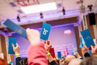 Lehrer, Polizisten, Richter: Werden Beamte mit AfD-Parteibuch nun entlassen? - Wie geht man mit der AfD richtig um, nun, da der Verfassungsschutz die Partei als gesichert rechtsextrem eingestuft hat?