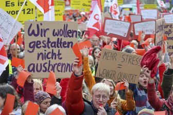Lehrer-Proteste gegen Maßnahmenpaket des Kultusministers: Wie viel bleibt am Ende vom Clemens-Plan übrig? - So wie hier zum Auftakt am Dienstag in Leipzig haben GEW und Lehrerverband für Mittwoch in Chemnitz und für Donnerstag in Dresden zum Protest gegen verschärfte Vorgaben zur Verringerung des Unterrichtsausfalls aufgerufen.