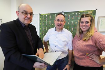 Lehrer-Quereinsteiger an der Winkler-Oberschule Freiberg: „Ich bin wie ein trockener Schwamm!“ - Angekommen im Team: Michel Hirschfeld (M.) mit Jens Gernegroß, Leiter der Oberschule „Clemens Winkler" in Freiberg, und dessen Stellvertreterin Josephine Nordheim.