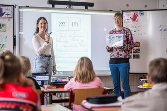 Lehrerin aus Finnland an Schule im Erzgebirge zu Gast - An der Förderschule Albert Schweitzer in Aue ist Lehrerin Tiina Vuorio aus Finnland (rechts) für eine Woche zu Gast. In der Klasse von Lilly Illert verfolgt sie den Unterricht.