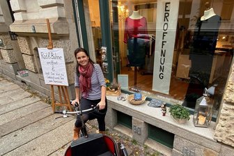 Lehrerin erfindet den Minirock neu - Maxi Lasheras, die Erfinderin des Radrocks, vor ihrem neu eröffneten Geschäfts "Rad&Bühne" in Leipzig.