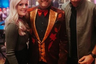 Lehrerin startet mit Pop-Schlager durch - Moderator und Entertainer Ross Antony (Mitte) empfing Zwei wie Eins, Theres Sallmann (links) und Philipp Müller in seiner Show. 