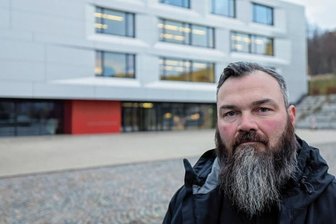 Lehrermangel in Hohenstein-Ernstthal: Eltern schreiben Brandbrief an Kultusminister - Elternratsvorsitzender Torsten Furchner, hier vor der Sachsenring-Oberschule, und weitere Eltern von Schülern der Schule haben wegen fehlender Lehrer dem sächsischen Kultusminister geschrieben. 