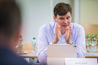 Lehrermangel in Sachsen: Warum von 730 Bewerbern nicht mal 530 anfangen - Sachsens Kultusminister Conrad Clemens (CDU), hier bei einem seiner zahlreichen Schulbesuche im Erzgebirgskreis.