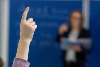 Lehrermangel in Sachsen: Wie viele neue Quereinsteiger nun beginnen - Zur Abfederung des anhaltenden Lehrermangels hat Sachsen zum 1. November 265 sogenannte Quereinsteiger eingestellt.