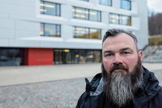 Lehrermangel: Kultusminister sagt Sachsenring-Oberschule Hohenstein-Ernstthal Besuch zu - Elternratsvorsitzender Torsten Furchner, hier vor der Sachsenring-Oberschule, und weitere Eltern von Schülern der Schule haben wegen fehlender Lehrer dem sächsischen Kultusminister geschrieben. Foto: Andreas Kretschel