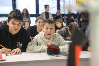 Lehrermangel und Stundenausfall: Wie sich Chemnitz selbst helfen will - Ist der Lehrer gut, machen die Schüler auch gern mit. Hier unterrichten gerade Techniker von Siemens an der Oberschule Am Flughafen Physik.