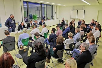 Lehrermangel: Wie Sachsens Kultusminister Piwarz der Hohenstein-Ernstthaler Sachsenring-Oberschule helfen will - Kultusminister Christian Piwarz (am Tisch Mitte) im Gespräch mit Lehrern, Schülern und Elternvertretern der Sachsenring-Oberschule Hohenstein-Ernstthal. Fotos: Andreas Kretschel (3)
