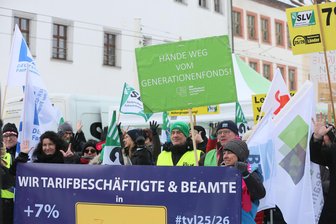 Lehrerprotest in Zwickau: Was die Pädagogen wirklich wollen - Auf einer Kundgebung zum ganztägigen Warnstreik forderten etwa 300 Lehrer auf dem Zwickauer Hauptmarkt sieben Prozent mehr Gehalt und bessere Arbeitsbedingungen.