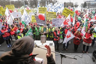 Lehrerstreik: Westsachsen fahren mit vollen Bussen zur Kundgebung - Der Streiktag der Lehrer findet in Chemnitz statt. Die zentrale Kundgebung ist auf dem Theaterplatz geplant.