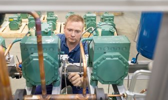 Lehrling mit 36 - Studienabbrecher Daniel Lehmann muss als angehender Mechatroniker bei der compact Kältetechnik GmbH Dresden alle Fertigungsbereiche durchlaufen. Die Montage von Verdichtern für eine Kälteanlage gehört dabei zu seinen Aufgaben.