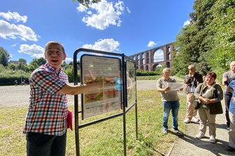 Lehrpfad an der Göltzschtalbrücke eröffnet: „Das ist wie eine kleine Führung“ - Brückenführer Hannes Reinhold in seinem Element - und hier an einer der vier Info-Tafeln.