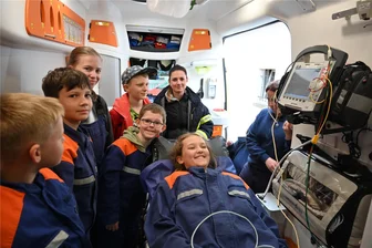 Lehrreich und spannend: Jugendfeuerwehr im Vogtland geht vier Tage ins Camp - Der Rettungswagen der Adorfer Wache war für den Rohrbacher Feuerwehrnachwuchs eine Station des 34. Zeltlagers.