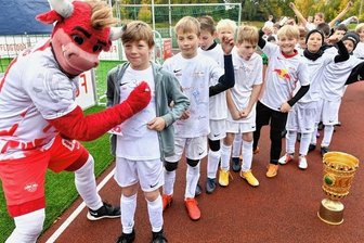 Lehrreicher Ferienspaß mit "Bulli" und Mini-WM - Höhepunkt für die jungen Kicker: RB-Maskottchen "Bulli" war in Brand-Erbisdorf zu Gast - und hatte auch den DFB-Pokal im Gepäck.