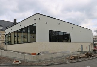 Lehrschwimmbecken öffnet später - Beim Bau des neuen Lehrschwimmbeckens auf dem Gelände der Dr.-Lothar-Kreyssig-Förderschule in Flöha kommt es zu Verzögerungen. Innen und außen stehen noch einige Arbeiten an.