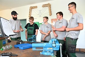 Lehrstellen in Mittelsachsen: Wo der Bergmann wieder gefragt ist - Nur in Freiberg gibt es die Ausbildung zum Berg - und Maschinenmann, zum Beispiel über die Firma TS Bau in Freiberg. Bei Ausbilder Martin Leske macht die Praxis auch den neuen Azubis Larson Röthling, Max Feldmann, Niclas Steiner und Max Stoff (v. l.) sichtlich Spaß.