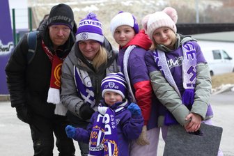 „Lehrstunde in Sachen Moral und Willen“ – Was Fans zur Niederlage von Erzgebirge Aue sagen - Marcel und Susi Stopp – hier mit ihren Kindern Enno, Emma und Emily (v. l.) – sie sind sicher: Hätte der FCE Pavel Dotchev behalten, wäre alles anders gelaufen.
