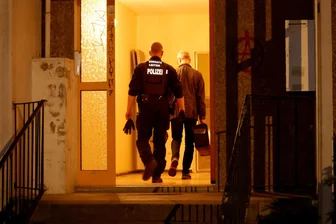 Leiche auf Chemnitzer Balkon: Schon 2025 rätselhafter Todesfall im selben Haus - Nach einem Zeugenhinweis entdeckte die Polizei in einem Plattenbau an der Leipziger Straße eine Leiche.
