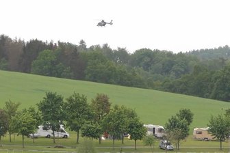 Leiche aus der Talsperre Pöhl geborgen - Ein Hubschrauber unterstützte die Suche nach einer vermissten Person.
