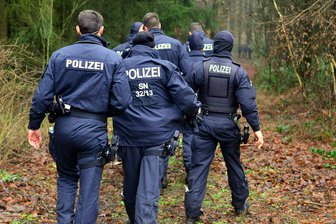 Leiche im Nonnenwald gefunden - Am Freitagvormittag haben Dutzende Beamte der  Polizei erneut  im Nonnenwald bei Moosheim nach der vermissten Frau aus Mittweida gesucht. 