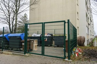 Leiche in Aue nahe eines Containerplatzes entdeckt - Kerzen und Blumen erinnern an dem Containerplatz auf dem Brünlasberg an den Verstorbenen.