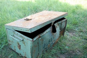 Leiche in Kiste gibt Fahndern Rätsel auf - Fahndung ausgeweitet - Die Leiche befand sich in dieser Metallkiste.