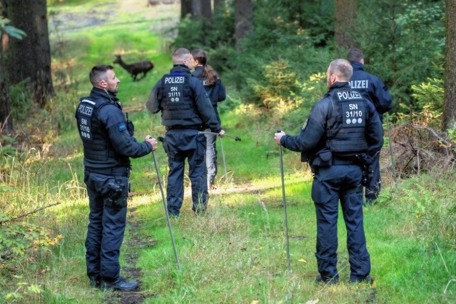 Leichenfund im Erzgebirge: Gerichtsmedizinische Untersuchung steht noch aus - Stundenlang hatten Polizeibeamte, unterstützt von Polizeischülern, das Waldstück bei Jöhstadt abgesucht. 