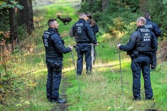 Leichenfund im Wald bei Jöhstadt: Identität zweifelsfrei geklärt - Bei der letzten großen Suchaktion im Oktober waren noch einmal 200 Einsatzkräfte der Polizei im Waldstück bei Jöhstadt im Einsatz. Ihr Fund ist nun auch rechtsmedizinisch untersucht. 