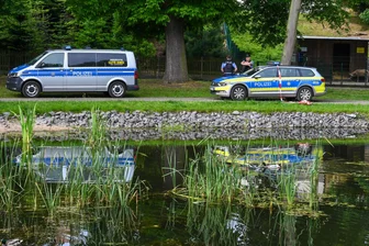 Leichenfund in Geithain: Staatsanwaltschaft ordnet Obduktion an - Im Parkteich in Geithain wurde eine Leiche gefunden. Die Polizei ermittelt.