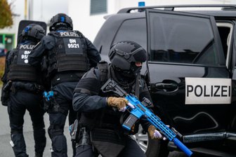 Leichenfund, Terrorverdacht, Großbrand und mysteriöser Fischdiebstahl: Welche Polizeieinsätze gab es 2025 im Vogtland? - In Schutzausrüstung üben Mitglieder des zweiten Einsatzzugs der Polizeidirektion Zwickau den Einsatz während einer lebensbedrohlichen Gefährdungslage.
