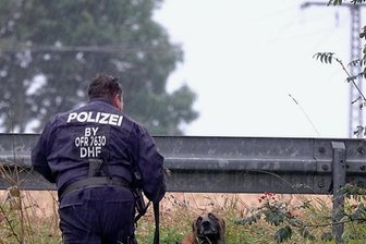 Bei der Spurensicherung setzte die Polizei einen Spezialhund ein.