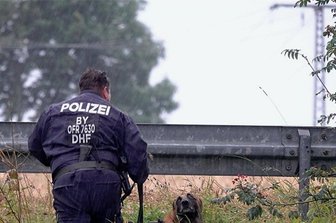 Bei der Spurensicherung setzte die Polizei einen Spezialhund ein.