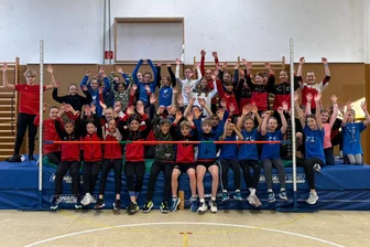 Leichtathleten aus dem Erzgebirge mit gelungener Generalprobe - Beim Hochsprung mit Musik in Großolberdorf hatten viele Teilnehmer Grund zur Freude.