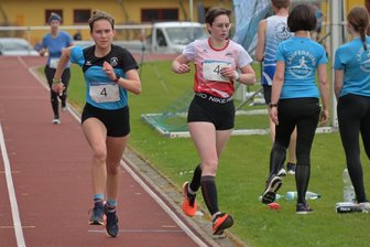 Leichtathleten aus dem Erzgebirge trumpfen im Sachsenvergleich auf - Maja Schmidt (l.) vom Läuferbund Schwarzenberg – hier beim Stundenpaarlauf im heimischen Stadion – ist Vize-Landesmeisterin über 3000 Meter.