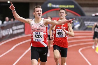 Leichtathleten des LV 90 Erzgebirge erkämpfen neun Medaillen bei Deutschen Meisterschaften - Nach einem mitreißenden Schlussspurt, in dem er am Führenden vorbeizog, reißt Christopher Arnold im Ziel jubelnd die Arme nach oben. Mit einer Zeit von 8,24 Sekunden wurde Jerome Düringer über 60 Meter Hürden Zweiter seines Vorlaufs. Allein schon mit dem Erreichen des Finales hatte der U-20-Athlet sein Zel erreicht.