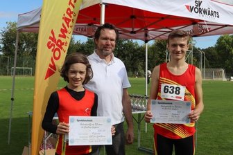 Leichtathleten helfen Leichtathleten - Der stellvertretende Vorsitzende des SV Vorwärts Zwickau, Stefan Bausch (Mitte), und die Lauf-Talente Jeremias Hertel (links) und Noah Rölle (rechts) mit den Spendenschecks. 
